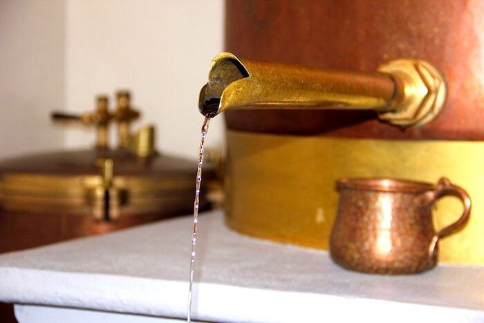 Дистилляция абсента Дистилляция абсента на производстве.