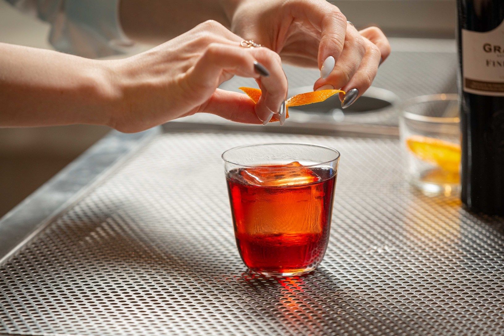 Украсить цедрой апельсина. Фото: © Семен Кузьмин