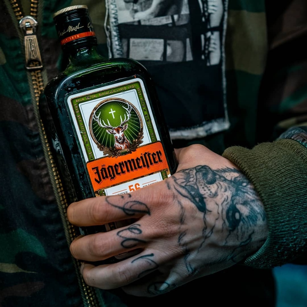 Как правильно пить егермейстер и что есть: советы по применению от playboyrussia.com jagermeister_64705423_385436045304808_1626631115119899643_n