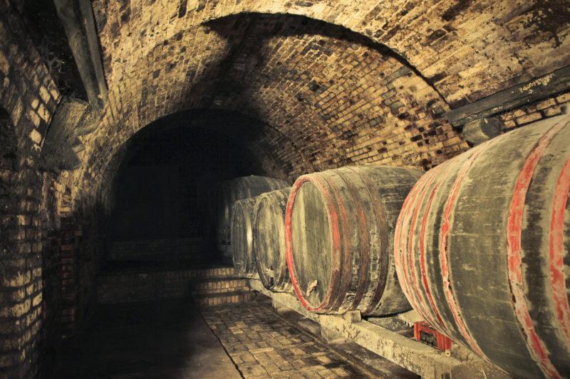 Экстракт кальвадоса Типичный погреб для выдержки кальвадоса с типичными бочками.
