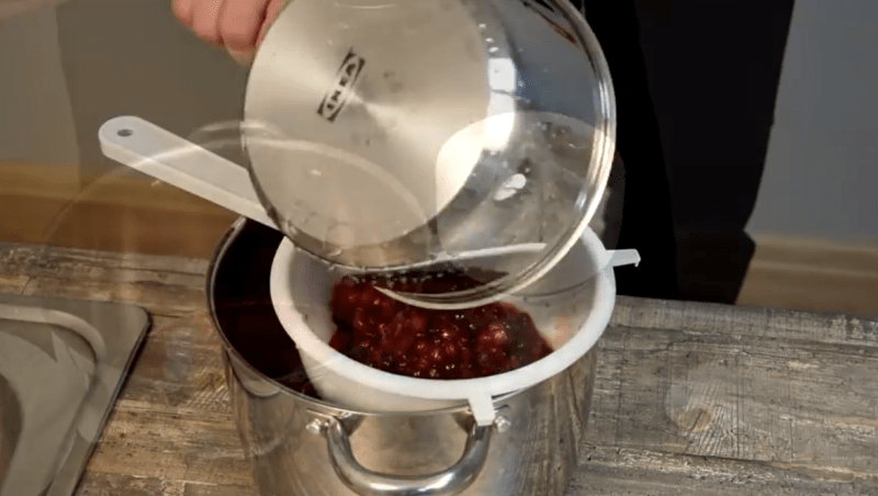 Клюквенная фильтрация Фильтрация клюквы через сито