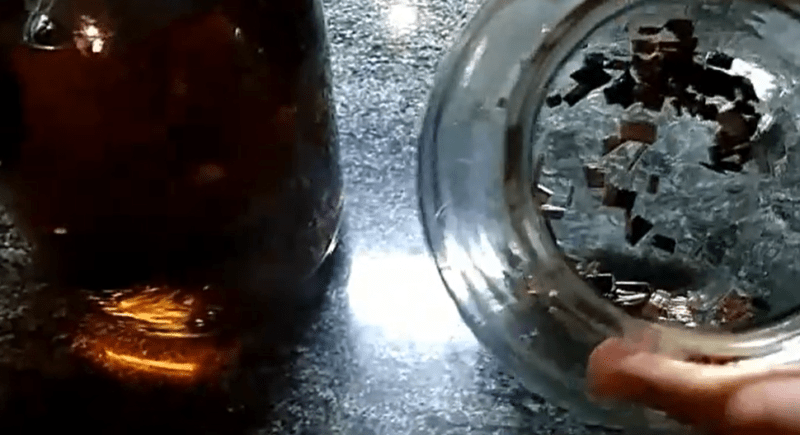 Самогон из мёда на дубовой щепе. Самогон из мёда в процессе настаивания на дубовой щепе.