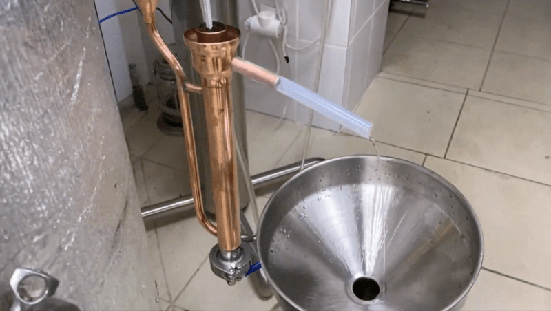 Ячменный самогон. Ячменный самогон перед выдержкой его в дубовых бочках или стружке.