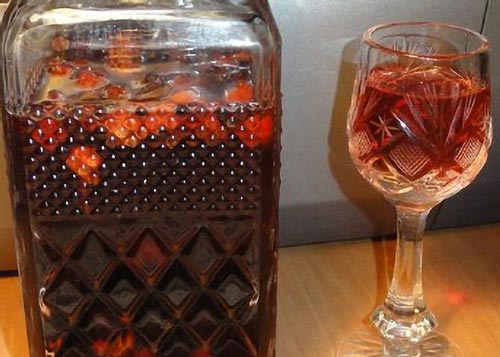 Настойка самогона с клюквой.