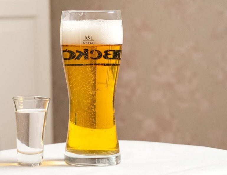 Текила и пиво коктейль с текилой