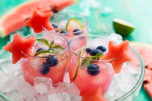 Подается холодным, со льдом. С арбузом