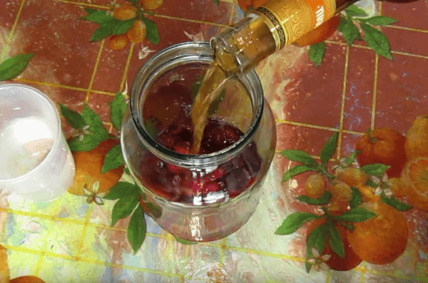 ягоды-заливают-коньяком Ягоды поливаются коньяком