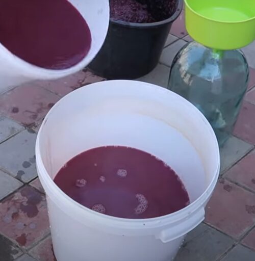 Переливаем сок в бутылку