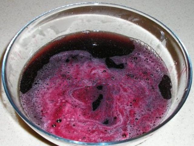 отвар рябины и вишни в кастрюле