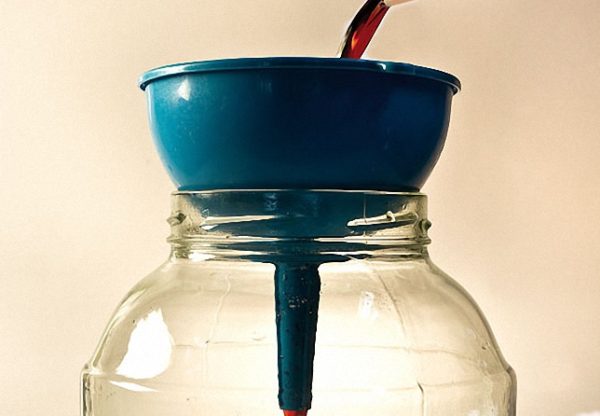 налить в бутылку