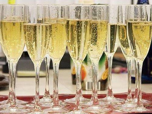 Шампанское в бокалах на столе.