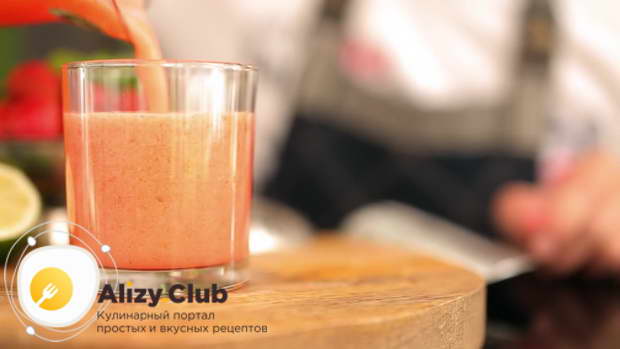 Вылейте содержимое блендера в стакан