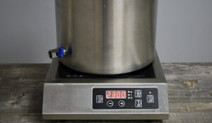 Нагрев бака на индукционной плитке.