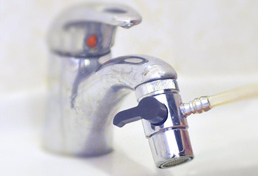 Переход со смесителя через дивертор на силиконовую трубу.