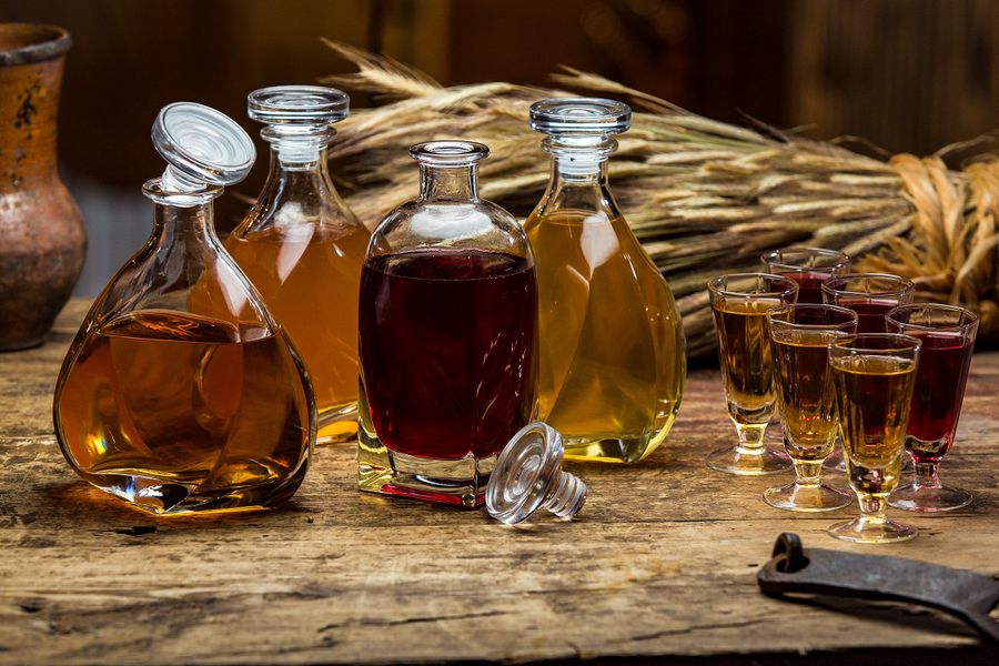 Смесь самогона и бальзама в бутылках