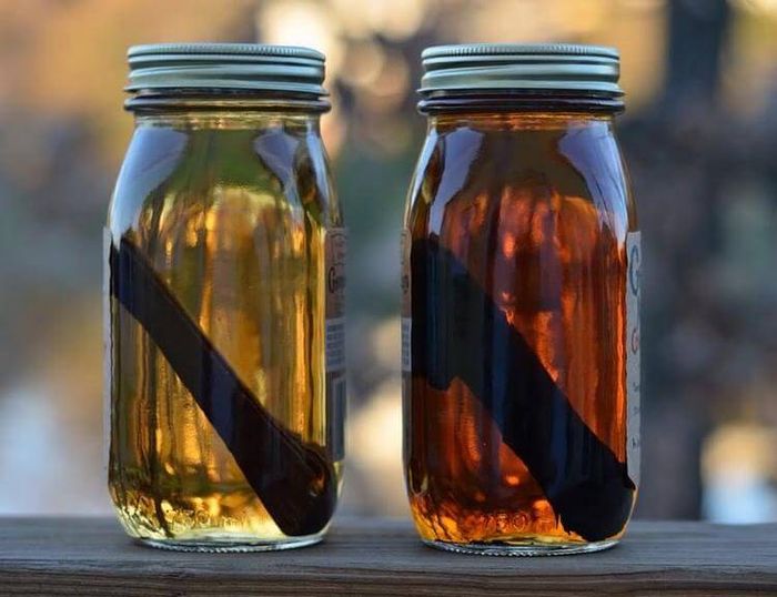 Две банки с настойками.