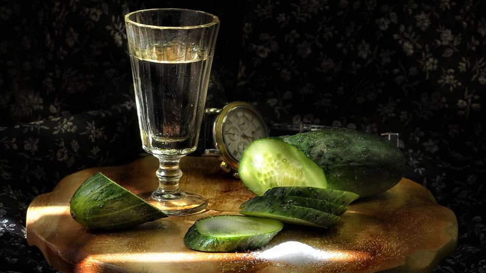 Самогон с огурцами и солью