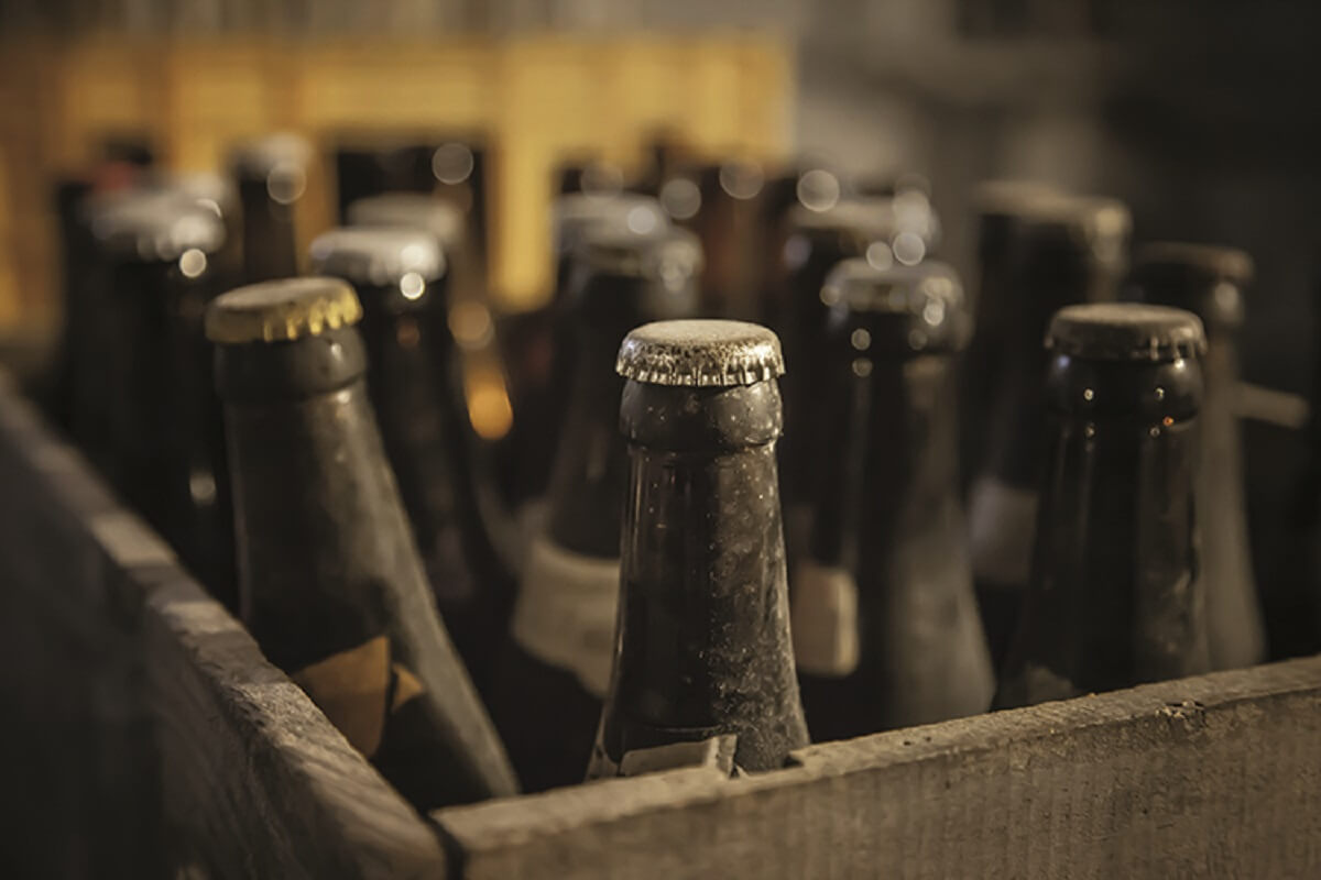 Бутылки пива в пыли