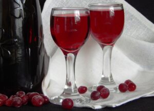 настойка из клюквы в рюмках.