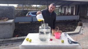 Смешивание 14 литров самогона и 10 яичных белков