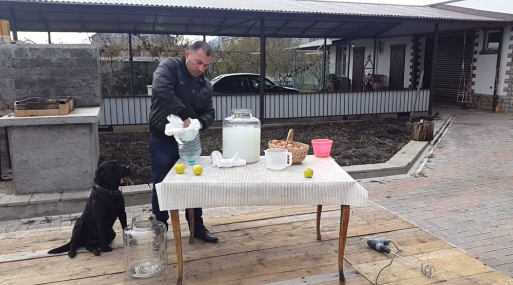 Создания фильтра. Укладка большого количества ваты в воронку