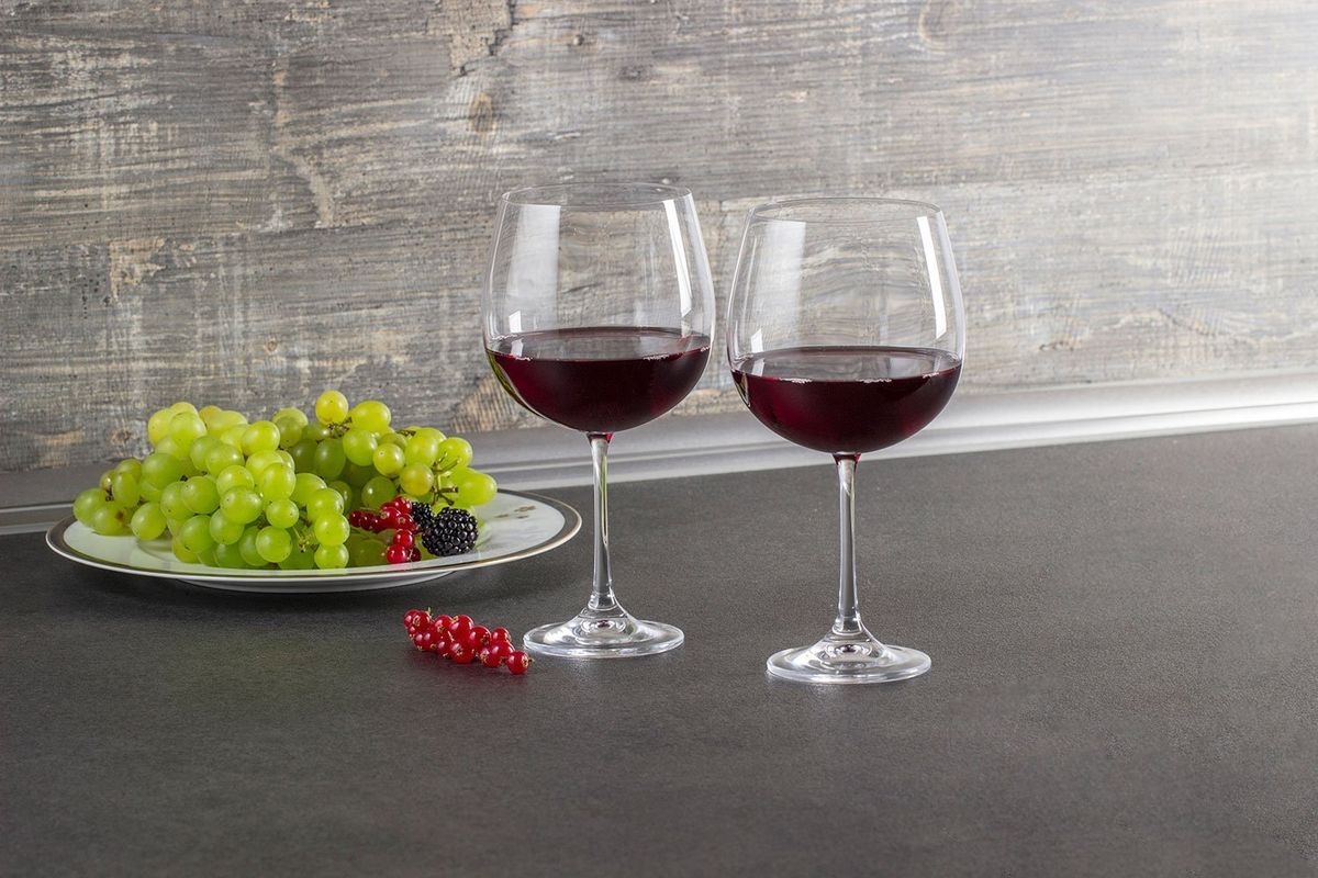 Вино в фужерах