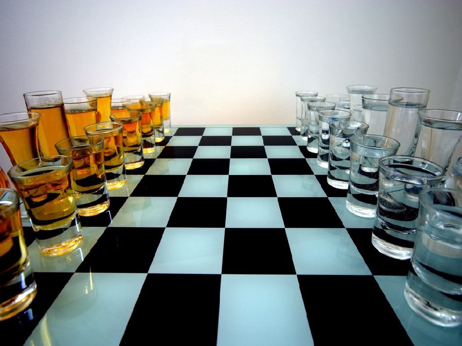 Шахматы из алкоголя